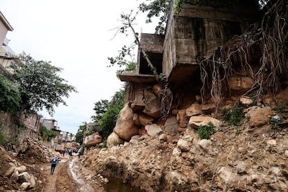 Autoridades municipales y habitantes trabajan en la limpieza del canal del río del Camarón por las lluvias del huracán 'Jhon', este lunes, en el ciudad de Acapulco (México). 