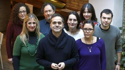 Amadeu Sanchis, rodeado de todo su equipo, en la sede de EU.