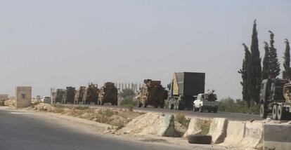 Un convoy militar turco se dirige a la localidad de Jan Sheijún en la provincia siria insurrecta de Idlib, este lunes.