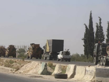 Un convoy militar turco se dirige a la localidad de Jan Sheijún en la provincia siria insurrecta de Idlib, este lunes.