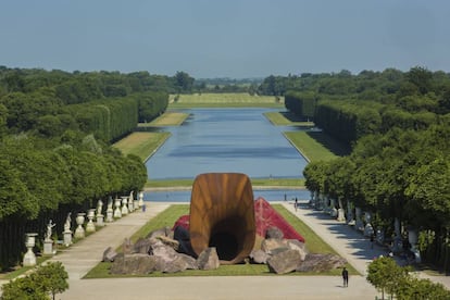 La polémica escultura 'Dirty Corner', instalada en los jardines del palacio de Versalles en 2015.