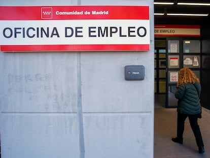 Una persona entra en una oficina del SEPE en Alcalá de Henares.