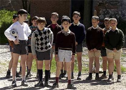 Carlitos Alcántara (Ricardo Gómez), con jersey de rombos, junto a compañeros de reparto de <i>Cuéntame cómo pasó.</i>