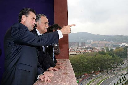 El alcalde de Cancún, Francisco Alor Quezada, se asoma al paisaje urbano de  Bilbao junto a  Iñaki Azkuna, desde la terraza de un hotel.