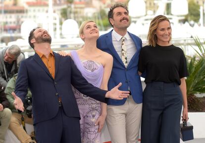 Kyle Marvin, Gayle Rankin, Michael Angelo Covino y Judith Godreche posan para 'The Climb', en Cannes.