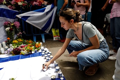 Una israelí enciende una vela en lugar del atentado, el viernes en Tel Aviv.