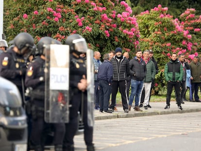 Despliegue policial ante la Xunta por la protesta de los mejilloneros el pasado 13 de abril.