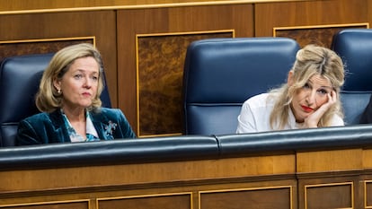 La vicepresidenta primera y ministra de Economía, Nadia Calviño, y la vicepresidenta segunda y ministra de Trabajo y Economía Social, Yolanda Díaz, durante una sesión de control al Gobierno, en el Congreso el 13 de diciembre.