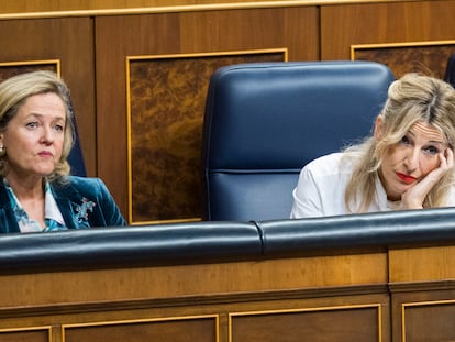 La vicepresidenta primera y ministra de Economía, Nadia Calviño, y la vicepresidenta segunda y ministra de Trabajo y Economía Social, Yolanda Díaz, durante una sesión de control al Gobierno, en el Congreso el 13 de diciembre.