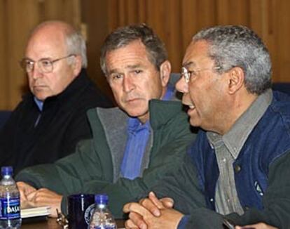 El presidente Bush, entre Colin Powell y Dick Cheney, durante su reunión en Camp David.