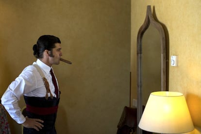 Morante posa frente al espejo con un habano en la boca.