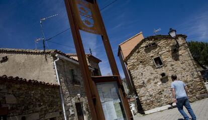 Plaza del pueblo de Madarcos, en las estribaciones de Somosierra.