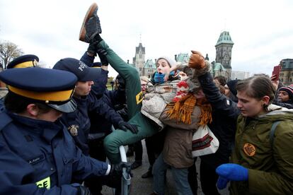 Una manifestante intenta pasar por una barricada de la policía durante una manifestación en contra de la tubería Kinder Morgan, en Ottawa (Canadá). 