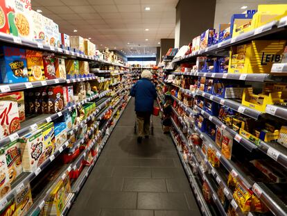 Una mujer camina por el pasillo de un supermercado de Berlín (Alemania).