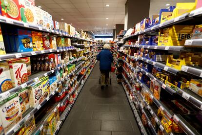 Una mujer camina por el pasillo de un supermercado de Berlín (Alemania).