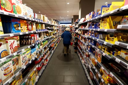 Una mujer camina por el pasillo de un supermercado de Berlín (Alemania).