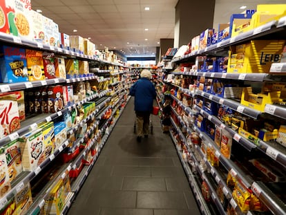 Una mujer camina por el pasillo de un supermercado de Berlín (Alemania).