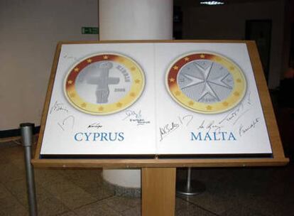 Las caras nacionales de Malta y de Chipre que decoran el interior del ministerio de Economía de Chipre