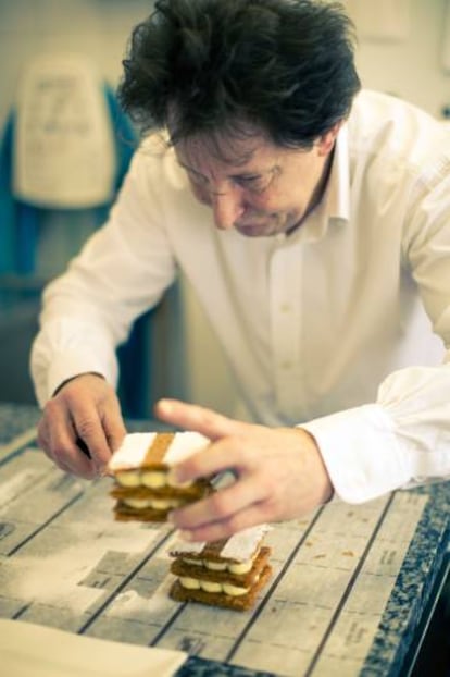 Jacques Genin elabora uno de sus postres en París.