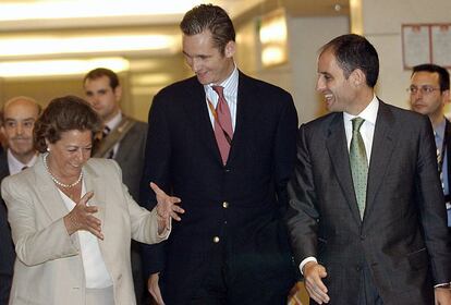 Iñaki Urdangarin, acompañado por Rita Barberá, y Francisco Camps (dcha), durante la inauguración del congreso Valencia Summit, encuentro de debate mundial sobre grandes acontecimientos deportivos y desarrollo de las ciudades, el 27 de octubre de 2004.