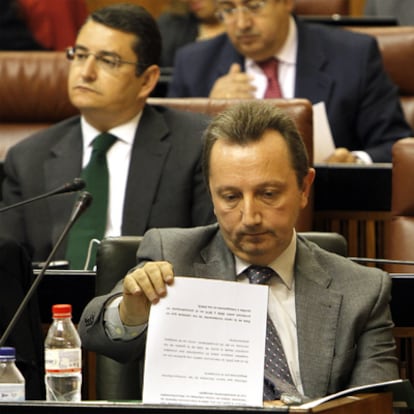 Manuel Recio responde a las preguntas de la oposición sobre los ERE en el Parlamento andaluz.