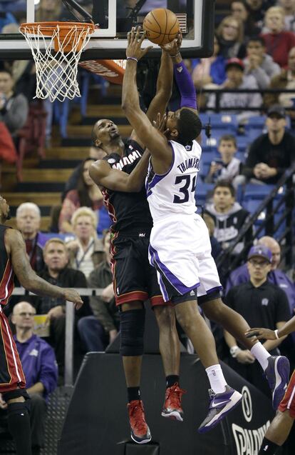 Chris Bosh tapona un lanzamiento de Jason Thompson