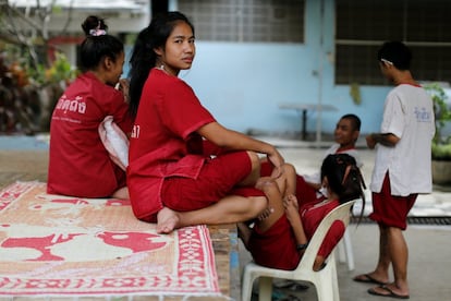 Nat, una paciente, dice que tiene miedo de salir del templo por miedo a una recaída. Comenzó a usar metanfetaminas para mantenerse despierta en su trabajo nocturno en Bangkok. En la imagen, posa en el área de desintoxicación.