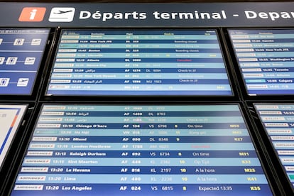 Foto de un panel de información de vuelos en el aeropuerto Paris-Charles de Gaulle, en una foto de archivo.