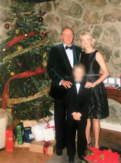 El rey Juan Carlos I, Corinna Larsen y su hijo Alexander posan junto al árbol en Navidad.