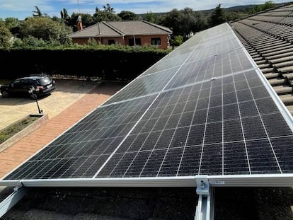 Instalación de 10 paneles solares en un chalé en Colmenar del Arroyo (Madrid).