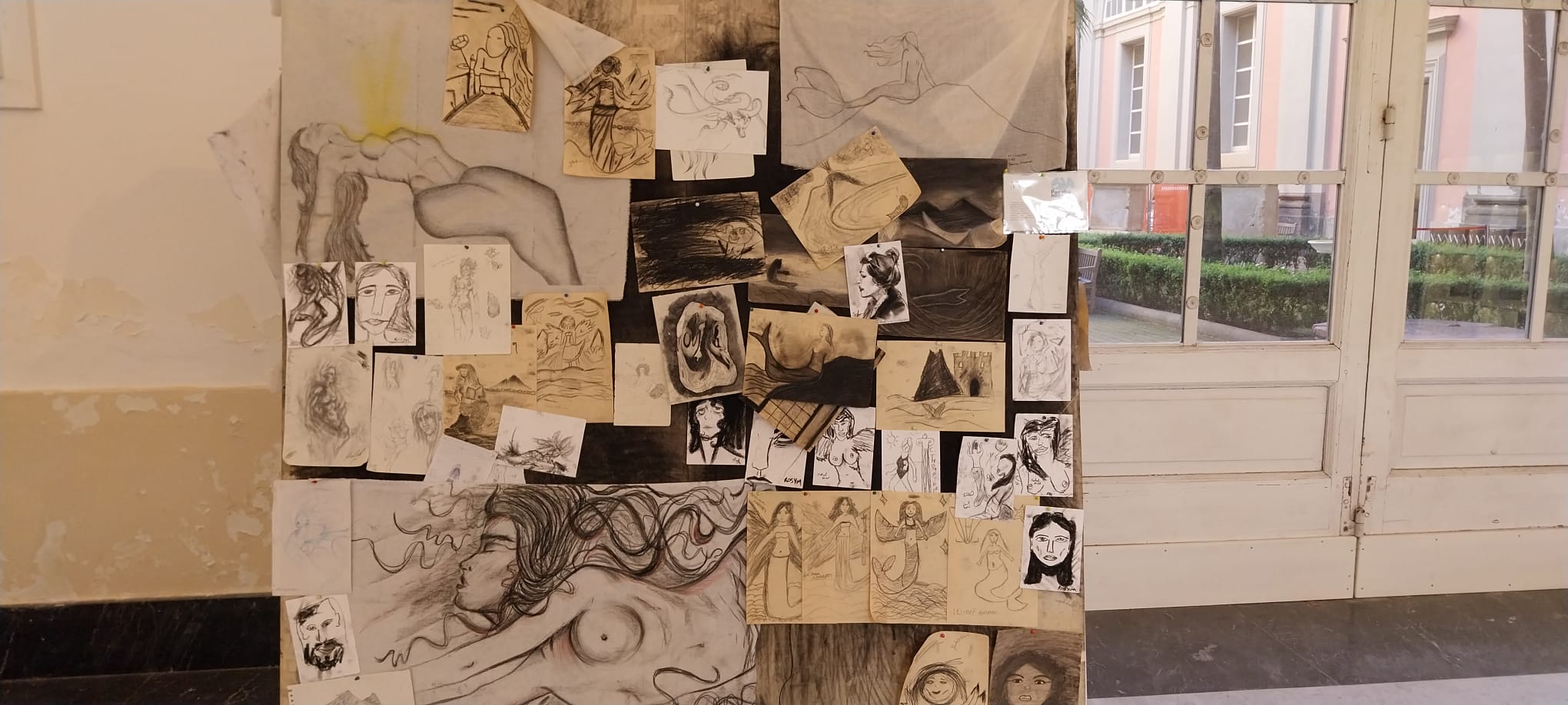 Dibujos de sirenas hechos por visitantes, en el MANN.