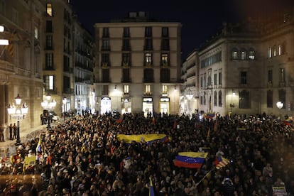 Decenas de personas durante la concentracin convocada por SOS Venezuela bajo el lema 'Gloria al Bravo Pueblo' en la plaza de Sant Jaume, Barcelona.