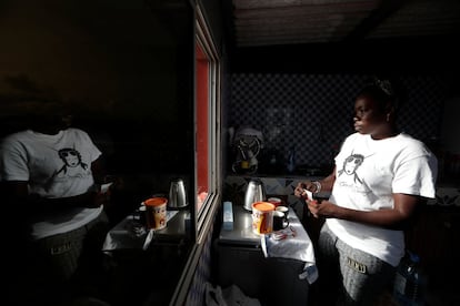 Khadjou Sambe prepara el desayuno en casa de su entrenadora, Rhonda Harer, fundadora de la escuela para niñas Black Girls Surf. En los últimos meses, ha utilizado una casa con vista al océano como base durante la visita de su mentora estadounidense.