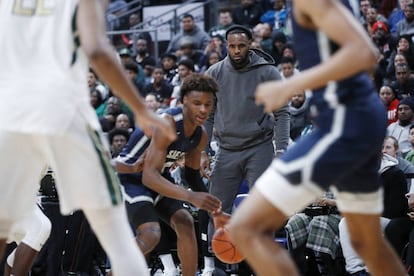 LeBron James, durante un partido de su hijo Bronny, en Columbus (Ohio, EE UU), el 14 de diciembre.