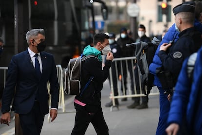 Messi, a la llegada del Barcelona al hotel de París.