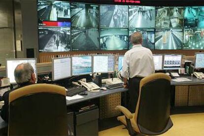Monitores del centro de control de las cámaras de seguridad del metro de Madrid, que está en la estación de Alto del Arenal, de la línea 6.