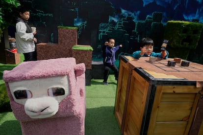 Niños junto a objetos promocionales de 'Una película de Minecraft', el pasado viernes en Pekín.