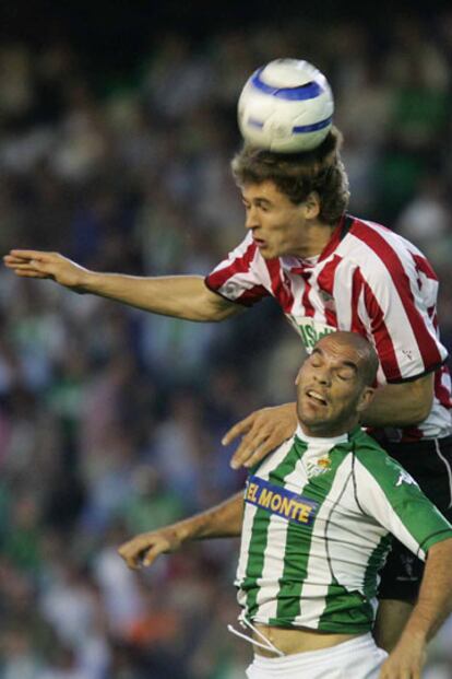 Llorente (izquierda) y Rivas pugnan por un balón.