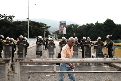 Un hombre en la frontera de Colombia con Venezuela.