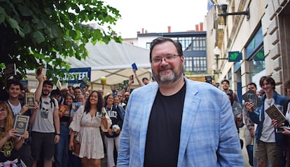 El escritor Brandon Sanderson, autor del ciclo 'Nacidos de la bruma', posa con el público del festival Celsius 232 de Avilés de fondo.