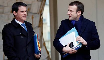 Valls y Macron, en 2016, cuando el primero era primer ministro y el segundo, ministro de economía.