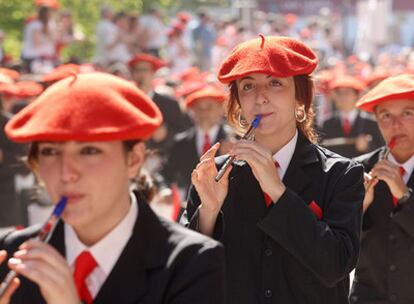 Varias mujeres del desfile mixto tocan el pífano durante su recorrido, ayer, por las calles de Irún.