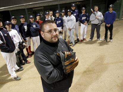 Ismael García, el premiado entrenador del equipo de béisbol de Rivas Vaciamadrid.
