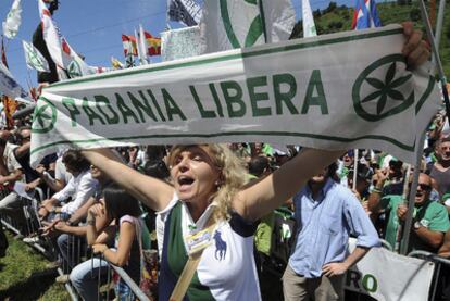 Una seguidora de la Liga Norte con una pancarta donde se lee "Padania libre", en la reunión anual del partido en Pontida.