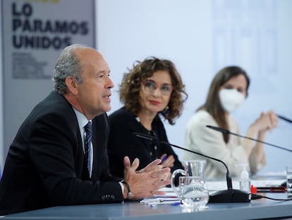 Los ministros de Justicia, Juan Carlos Campo; Hacienda y portavoz del Gobierno, María Jesús Montero, y de Derechos Sociales y Agenda 2030, Ione Belarra, durante la rueda de prensa posterior a la reunión del Consejo de Ministros, el martes en el palacio de la Moncloa.