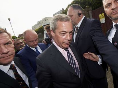 Nigel Farage llega a un centro de recuento de votos en Margate.