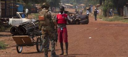 Un militar franc&eacute;s registra a un hombre en el distrito de Miskine, en Bangui.