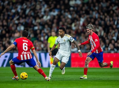 Rodrygo y Koke pugnan por el baln. 