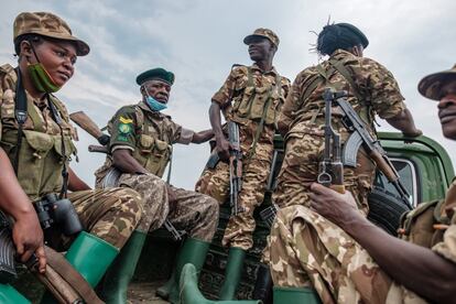 Los guardabosques de Uganda reciben formacin paramilitar y hacen sus patrullas armados con AKC47 (kalshnikovs). Los fusiles de asalto sirven tanto para defenderse de los ataques de animales salvajes como de los furtivos.