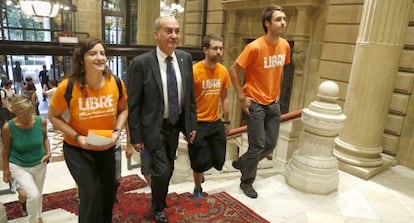 El diputado general de Gipuzkoa, Martin Garitano, la semana pasada junto a una delegación de los 28 jóvenes acusados de pertenecer al Segi.
